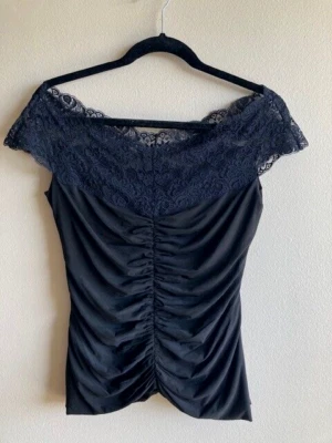 Женский черный топ Elie Tahari с оборками через плечо с кружевами приталенный размер США S - Изображение 1 из 4