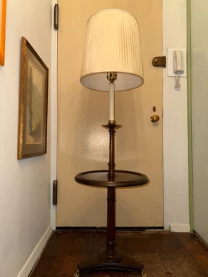 Lámpara de esquina madera renacimiento de barroco con cabriolet pata de metal Foto 1 de 3