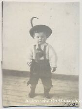 Junger Bub in Tracht mit Federhut und Lederhose 1908 Kind - Altes Foto 1900er