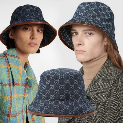 CHAPÉU GUCCI LOGOTIPO GG MONOGRAMA DENIM JACQUARD com BALDE DE ACABAMENTO DE COURO UNISSEX US$ 590 M - Imagem 1 de 4