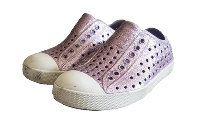 Zapatos Nativos Jefferson Bling Púrpura Usados en Excelente Condición Niñas Sandalia Sin Cordones Brillante Talla C9 Foto 1 de 4