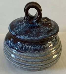 Keramik 3” X 5” Topf mit Deckel Schattierungen blau und braun gerippt signiert Curt Öffnung 3” - Bild 1 von 10