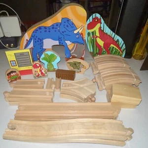 Juego de tren prehistórico Ryan's World pista de madera dinosaurios INCOMPLETO sin tren dinosaurio - Imagen 1 de 13