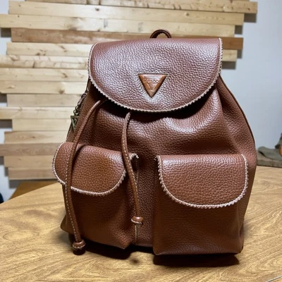 Bolso Mochila Guess Vintage Cuero Marrón Cordón Doble Bolsillo Cierre Magnético Foto 1 de 4