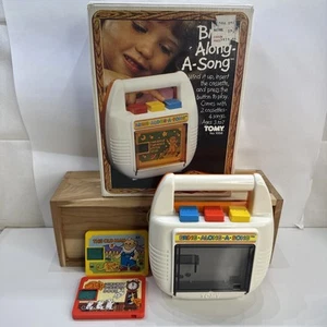 Tomy Bring Along A Song Caricatore Cassette Nursery Rhyme Con Scatola 1982 - Foto 1 di 16