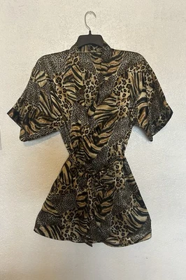 Bata de satén con estampado de animales para mujer con cinturón de seda talla pequeña manga corta Foto 1 de 4