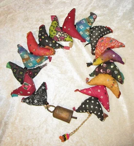 Indian Prosperity Hens, 35" garland with 16 multicolor hens and a bell - Picture 1 of 6