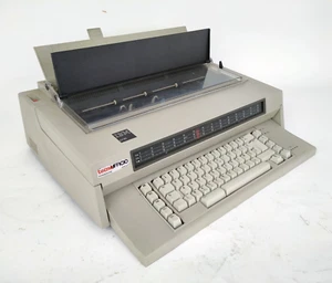 Macchina da scrivere elettronica IBM 6746 vintage  retrocomputer anni'80 -xxx - Foto 1 di 15