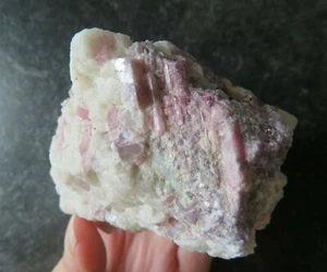 IMPRESIONANTE PIEZA NATURAL RUBELITA Y LEPIDOLITA EN CUARZO (474 gramos / 95 mm) (2) - Imagen 1 de 7