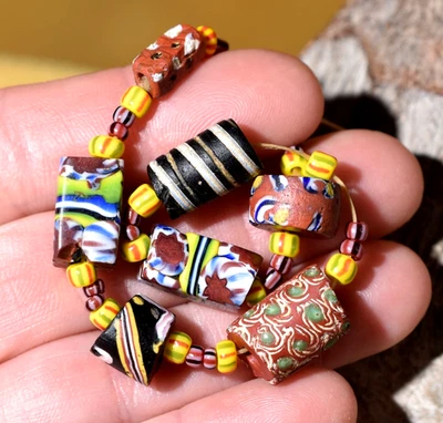 Антикварные венецианские итальянские смешанные стеклянные бусины, используемые в качестве валюты в африканской торговле - Изображение 1 из 3