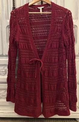 Usado en Excelente Condición Matilda Jane Cottage Boho Mujeres XL Tejido Abierto Cárdigan Suéter Rojo Arándano Foto 1 de 4