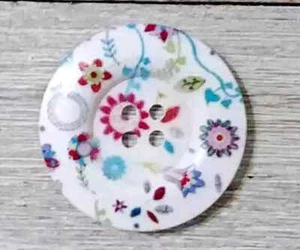 large flower wood sewing button crafts 4 holes 1 1/2 inch red white USA seller - Picture 1 of 2