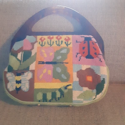 LINDO BOLSO CLUTCH VINTAGE AÑOS 60 BORDADO CON MANIJAS TEMA JARDÍN Foto 1 de 4