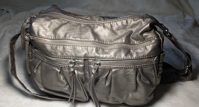 Bolso/cartera/bolso de mano estilo hobo bandolera plateado metálico Bueno Foto 1 de 4