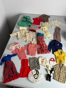 Lote Ropa Barbie y Ken Vintage Años 60 70 Vestidos Camisas Zapatos Sombrero Monedero - Imagen 1 de 15