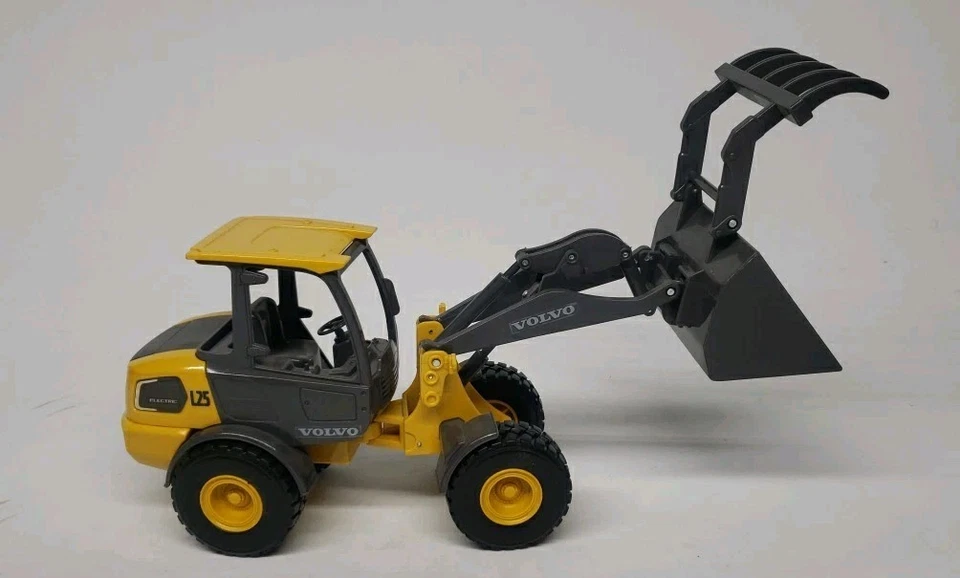 New Ray 32206 1:18 Volvo L25 Wheel Loader with Bucket and Claws - Image 1 of 4