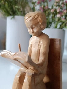 Buchstütze Vertiefter Leser aus Holz geschnitzt signiert Junge mit Buch - Bild 1 von 7