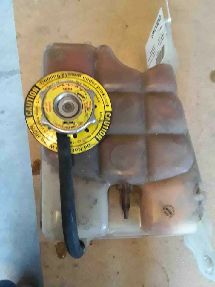 JEEP LIBERTY 2002 Coolant Reservoir Recovery Radiator Tank Bottle With Cap OEM - Image 1 of 4