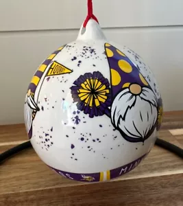 3F) NFL Minnesota Vikings 4 Zoll Weihnachtswichtel Keramik Weihnachtskugel Ornament - Bild 1 von 8