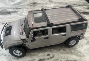 Maisto Hummer H2 Silver 1:18 Scale Diecast Car - Picture 1 of 7