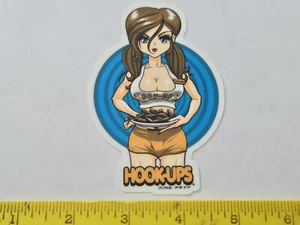CAMISA DE COLECCIÓN HOOTERS SEXY HOOTERS CHICA BIG BOOBS RACK NUEVO DE LOTE ANTIGUO CHAQUETA DE PATINETA PEGATINA - Imagen 1 de 1