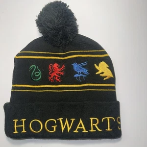 Beanie Hogwarts bestickt bunt mit Puffball  - Bild 1 von 11