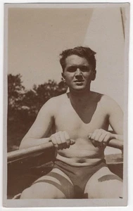 Hombre en bañador triangular años 50 - Imagen 1 de 1