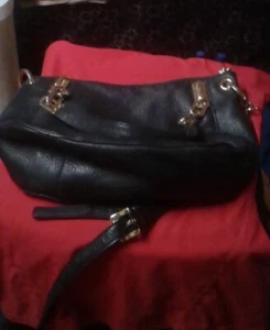 SCHÖNE SCHWARZE HANDTASCHE VON MICHAEL KORS MIT ÜBERKREUZTEM RIEMEN & KURZEN GRIFFEN. - Bild 1 von 10