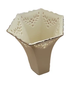 Jarrón Lenox perforado de 6 lados marfil con borde dorado, 7 3/4'" de alto - Imagen 1 de 8