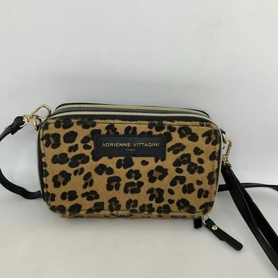 Бумажник через плечо Adrienne Vittadini Studio LEOPARD с меховой зарядкой X - Изображение 1 из 4