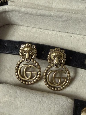Aretes Gucci Oro Doble G Cabeza de León Foto 1 de 2