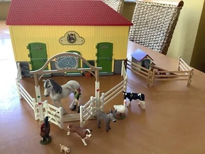 Schleich Pferdehof Farm World 42485 mit Pflegerin, Zusatz Zaun, Hofhund, Hütte - Bild 1 von 6