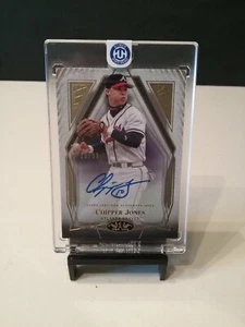2022 TOPPS TIER ONE CHIPPER JONES AUF KARTE AUTO 23/99 - Bild 1 von 4