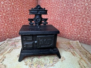 Vintage DOT Miniature Cast Iron Stove Oven Doll House Furniture & Accessories 4" - Picture 1 of 10