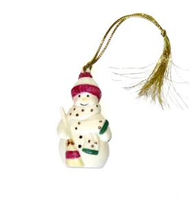 Muñeco de nieve de porcelana Lenox con escoba adorno de Navidad, borde dorado, 2 3/4” H - Imagen 1 de 2