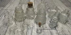 Menge 13 Klarglas Mini Flaschen Schraubverschlüsse Parfüm Apotheker, Puppenhaus s/p - Bild 1 von 7