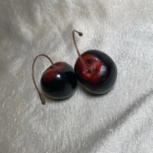 2er Set Holz rote Kirschen Display Deko realistische Früchte mit Stielen glänzend - Bild 1 von 5