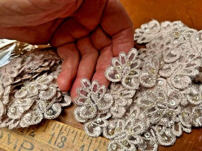 Apliques bordados 1.25" lentejuelas metálicas cuentas cosidas a mano 2 piezas rosa pálido Foto 1 de 4