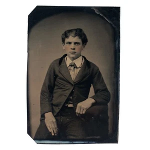 Sedia e papillon in posa da fotografo giovane e piccolo cappotto tintope c1870 C3833 - Foto 1 di 2