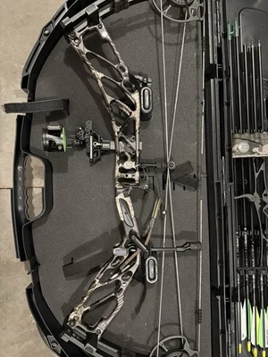 Arco compuesto Elite Remedy 70 lb con accesorios Foto 1 de 4