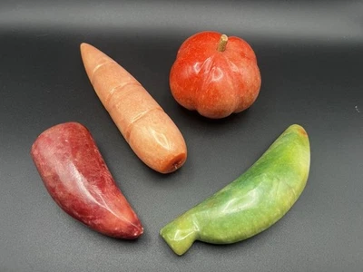 Fruta de piedra de alabastro tallada de colección: tomate, zanahoria, pimienta, vaina de guisante Foto 1 de 3