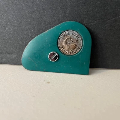 PLACA LATERAL PENN 712 SPINNFISHER SOLO CON TORNILLO Foto 1 de 3