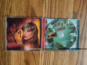 Taylor Swift TLOAS Das Leben eines Showgirls SIGNIERTES CD ALBUM LANG SIGNATUR HERZ 2 - Bild 1 von 3