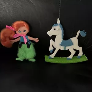 Set bambola vintage Flatsy Filly cowgirl e cavallo a dondolo ideale - Foto 1 di 6