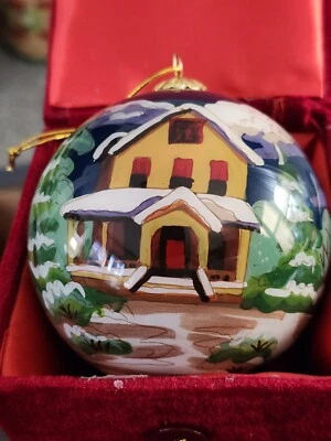 Avon Adorno de Navidad Pintado a Mano Winter Village 2015 Nuevo Con Caja Foto 1 de 4