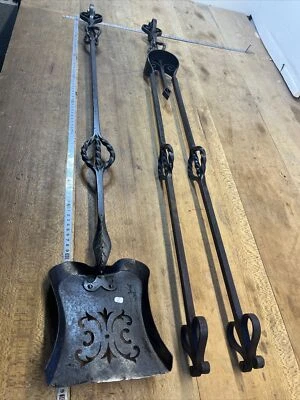 Outil Ancienne Pince Et  PELLE À CENDRE de CHEMINÉE Lot en FER FORGÉ Décors N.2 - Photo 1/4