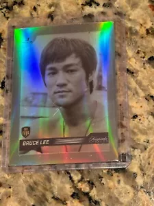 Bruce Lee # 59 Andenken 50. Jubiläum glänzende Refraktorkarte - Bild 1 von 3