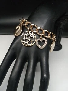 GUESS BRAND goldfarbenes Logo klare Kristalle Emaille Charms Knebelarmband - Bild 1 von 12