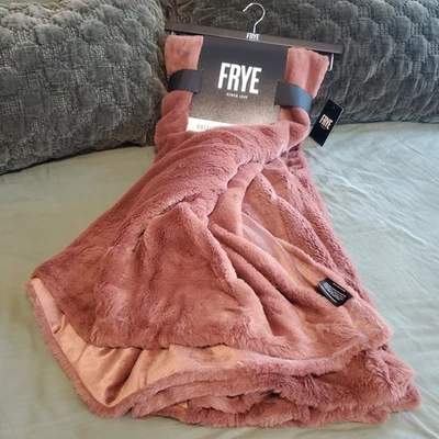 Acogedora manta suave de piel sintética FRYE 50"x70" rosa-marrón polvoriento muave terracota Foto 1 de 4