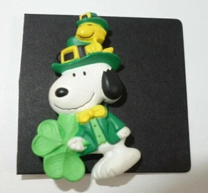 Broche prendedor trébol sello día de San Patricio Snoopy y Woodstock joyería - Imagen 1 de 5